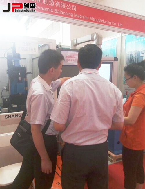 劍平動(dòng)平衡機(jī)客戶咨詢現(xiàn)場