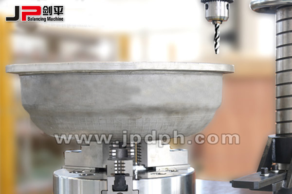 汽車(chē)輪轂動(dòng)平衡機-檢測中